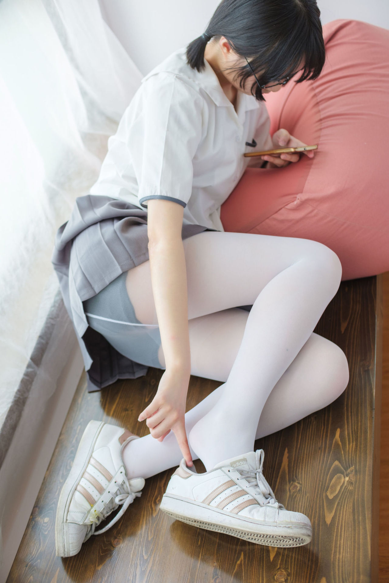 [森萝财团] BETA-026 红色校服肉丝美足少女 萝莉丝袜写真